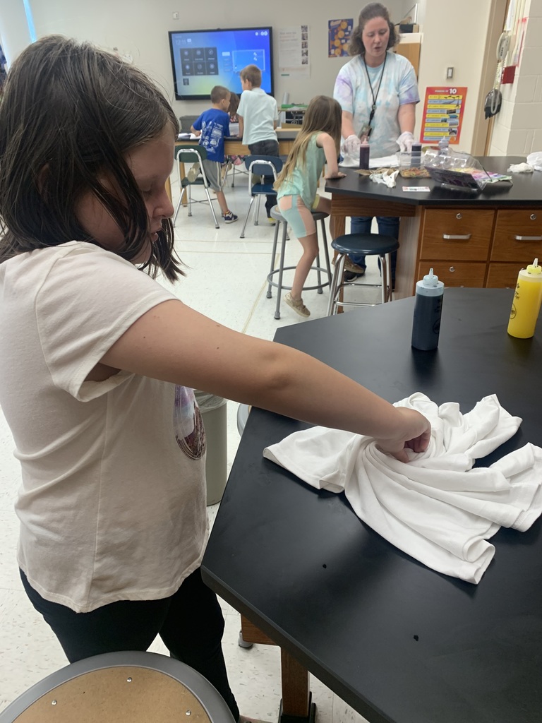 student tie dying a shirt